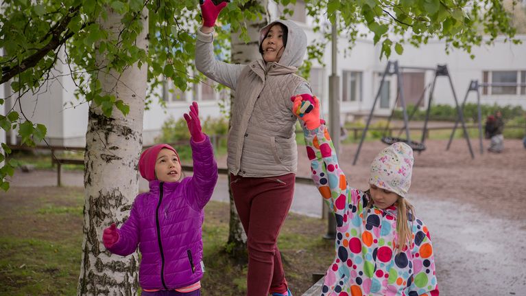 Meri-Rastilan ala-asteen ekan luokan oppilaita.