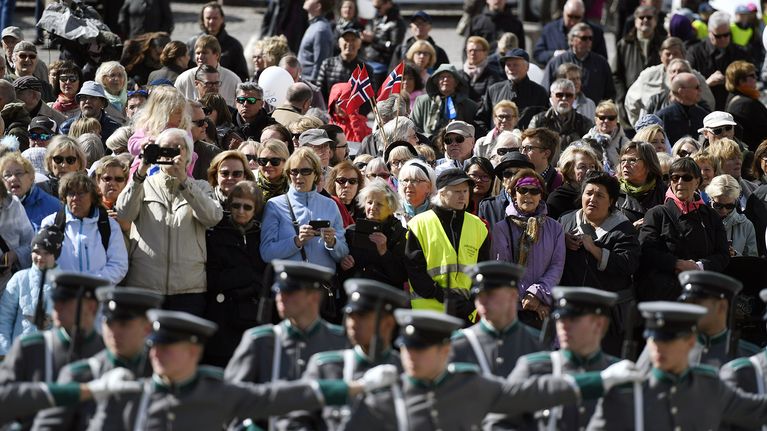 Yleisö seuraa pohjoismaiden johtajien tapaamista Helsingin kauppatorilla.