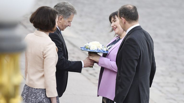 Islannin ja Suomen presidenttiparit juhlaseremoniassa presidentinlinnan edustalla.