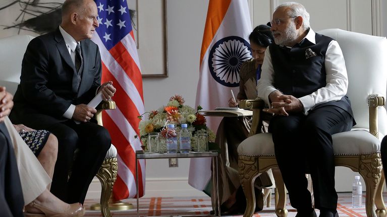 Jerry Brown ja Narendra Modi istuvat nojatuoleissa. 