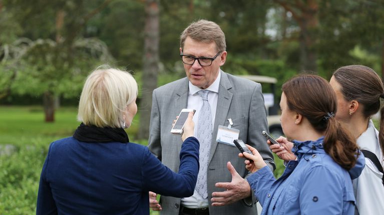 Matti Vanhanen toimittajien haastattelussa Kultarannassa maanantaina.