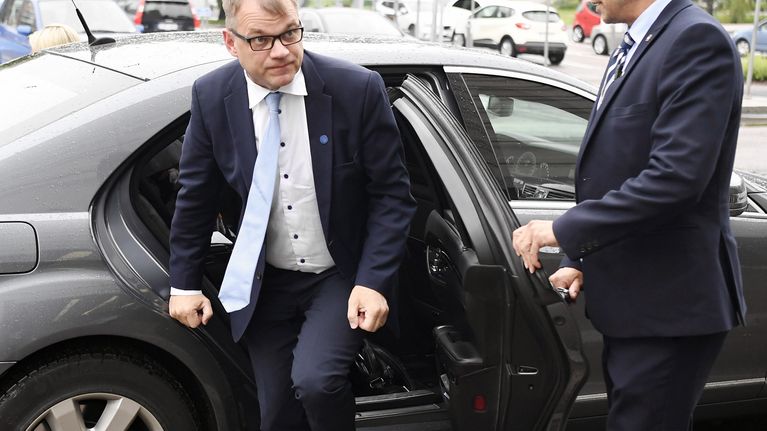 Pääministeri, keskustan puheenjohtaja Juha Sipilä saapumassa Ylen A-Studion haastatteluun Helsingissä.