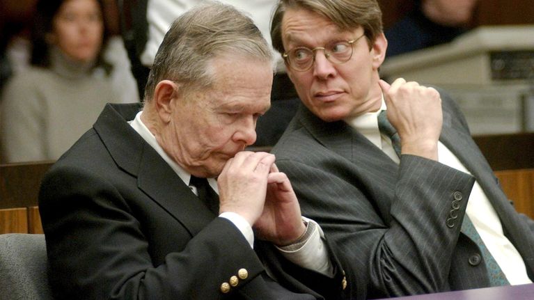 John Geoghan ja hänen avustajansa Geoffrey Packard.