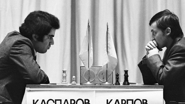 Garri Kasparov ja Anatoli Karpov vastakkain MM-titteliottelussa vuonna 1985.