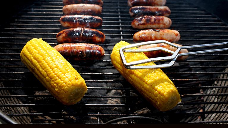 Makkaraa ja maissia grilllaantumassa.