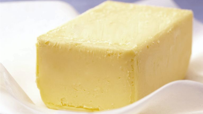 Voita lautasella.