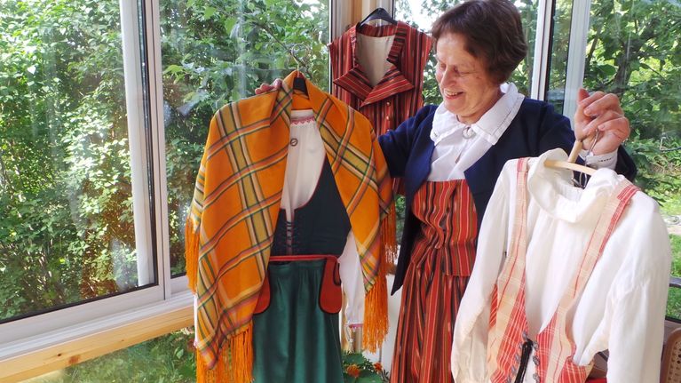Marja-Liisa Korkeaoja esittelee kansallispukuja