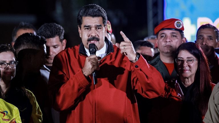 Venezuelan presidentti Nicolás Maduro puhuu kannattajilleen vaalien jälkeen.  