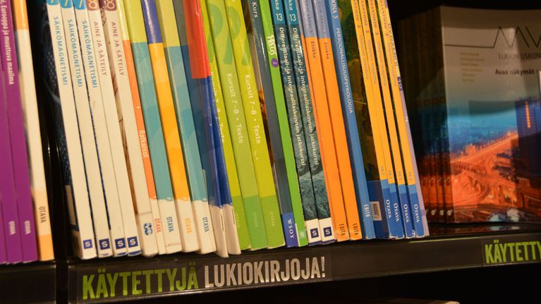 Käytettyjä lukiokirjoja kirjakaupan hyllyssä.