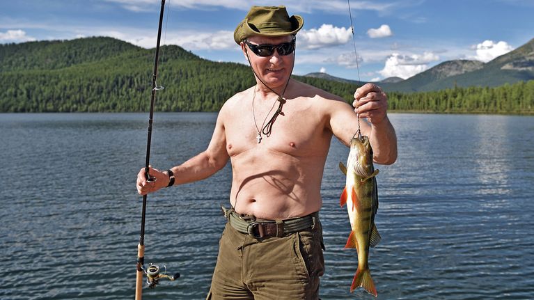 Putin onkivapa ja kala kädessä.