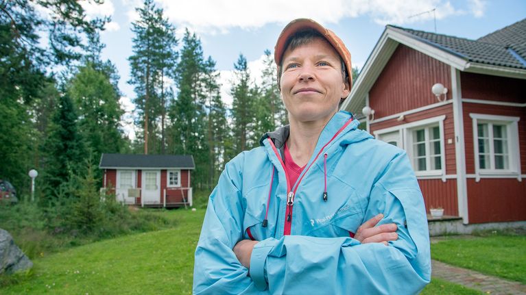 Kyläläiset kyllästyivät soratien rikkomiin renkaisiin ja tuulilaseihin ...