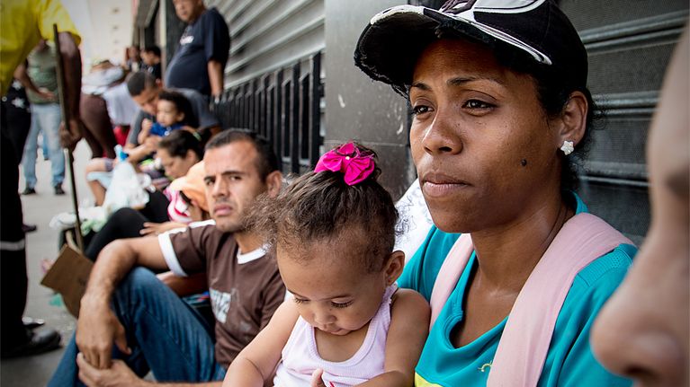 Ihmisiä istumassa jonossa Caracasissa Venezuelassa.