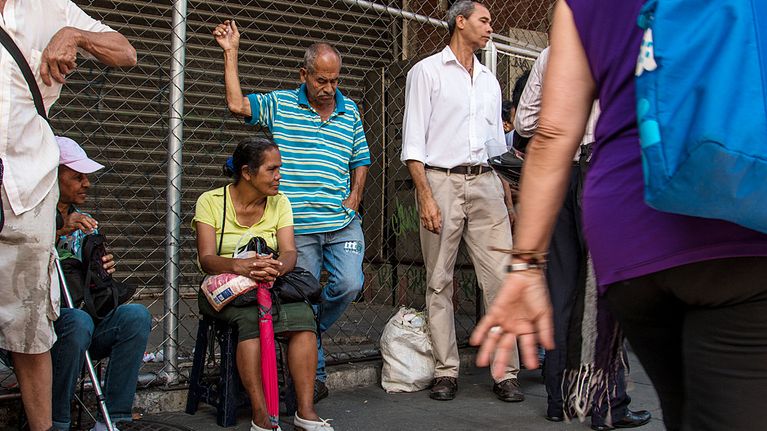 Ihmisiä jonossa Caracasissa, Venezuelassa.