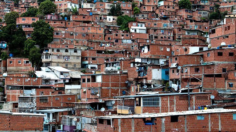 Tiheää kaupunkiasutusta Caracasissa, Venezuelassa.