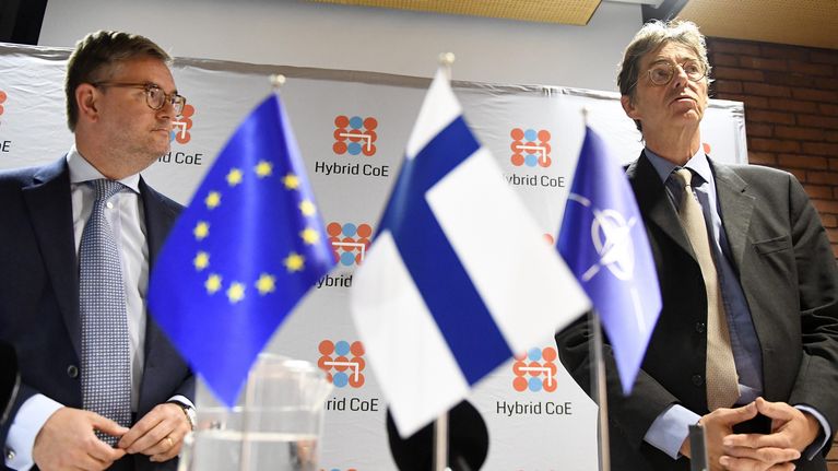 EU:n turvallisuusunionista vastaava komissaari Julian King (vas.) ja Naton apulaispääsihteeri Arndt Freytag von Loringhoven Hybrid Challenge 2017 -seminaarissa Helsingissä 6. syyskuuta