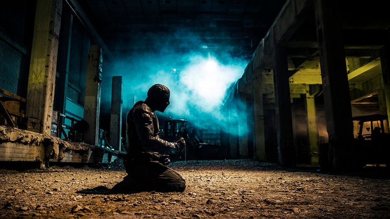 Rendel-elokuvahahmo polvistuneena maahan. 