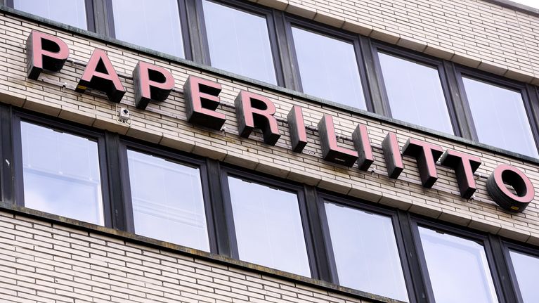  Paperiliiton logo Metallitalossa Helsingissä.