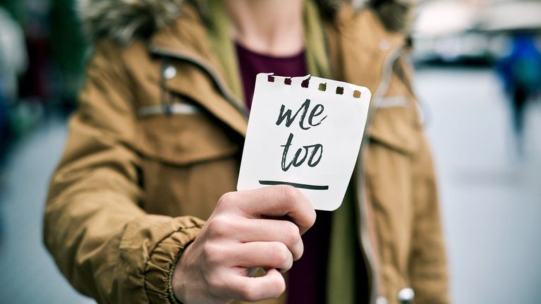 mies pitää metoo -lappua