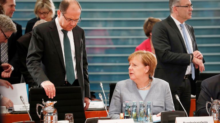 Saksan maatalousministeri Christian Schmidt ja liittokansleri Angela Merkel keskustelivat Berliinissä järjestetyssä diesel ajoneuvojen päästöjä koskevassa kokouksessa 28.11.2017.