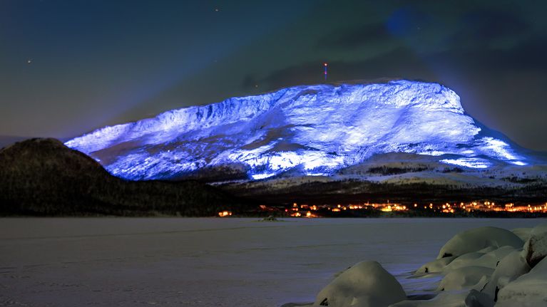 Valokuvataiteilija Kari Kolan suunnittelema Luminous-valotaideteos valaisi Saana-tunturin Kilpisjärvellä maanantaina 4. joulukuuta