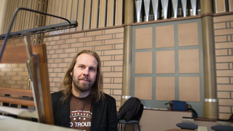 Santeri Kallio Paavalinkirkon urkujen äärellä