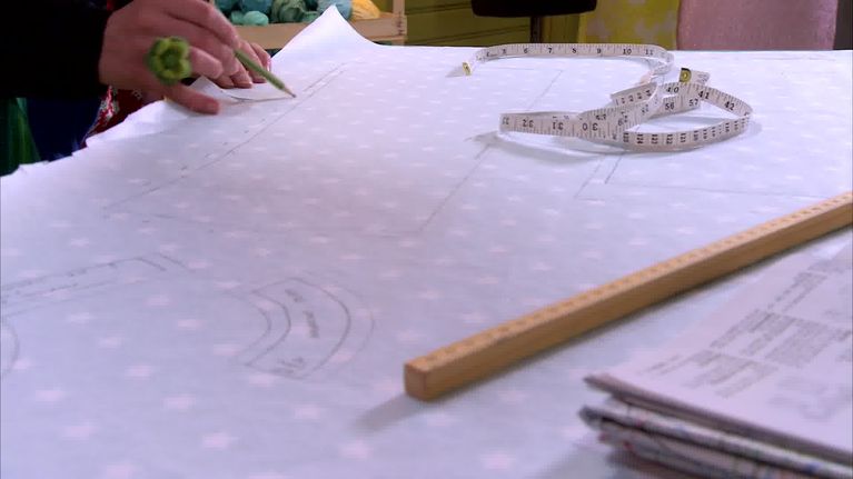 Rita varje del i mönsterpappret, skriv ut vilken del, anvisningar och sömsmån