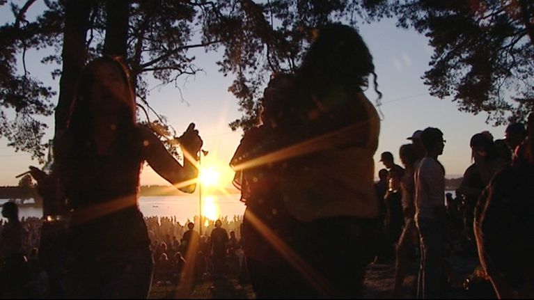 Unga firar skolavslutning på Sandudds strand juni 2011