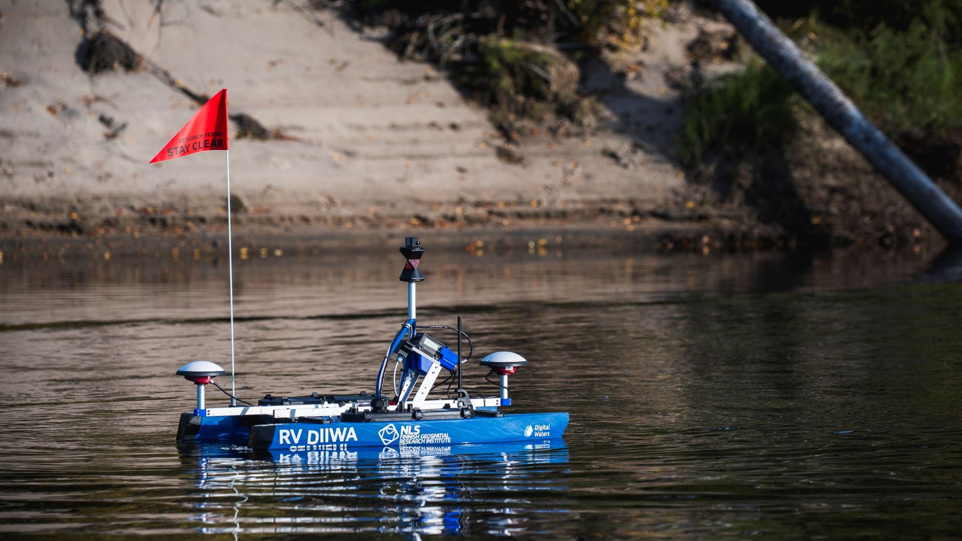 Venedrooni mallintaa joen pohjaa | Yle Lapin videot | Yle Areena
