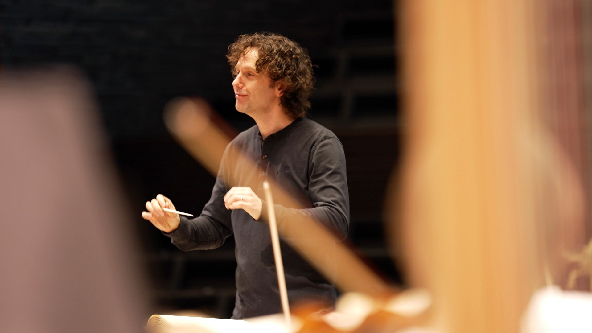 Haastattelussa Nicholas Collon | RSO:n taiteilijahaastattelut | Yle Areena