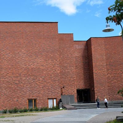 Jyväskylän yliopiston päärakennuksen eteläinen julkisivu.