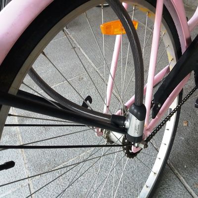 Polkupyörässä kiinni oleva vaijerilukko