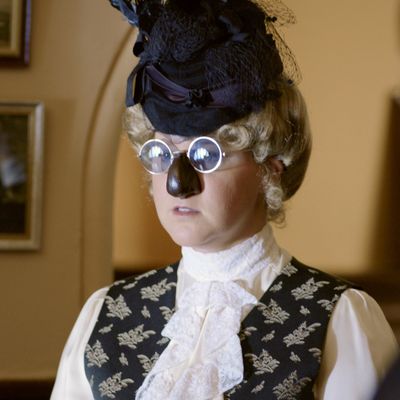 Amy Schumer pukeutuneena hassuihin silmälaseihin ja tekonenään.
