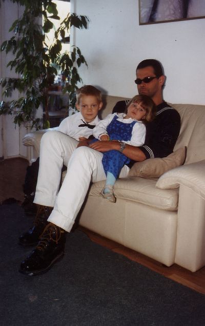 Roman Schatz avioeron jälkeen lapsineen.