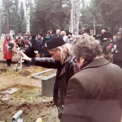 Palsan taiteilijaystävä Markku Kolehmainen heittämässä taiteilijalle kuuluneen puukon arkun päälle.