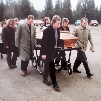 Palsan arkkua viedään hautausmaalle