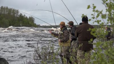 Kalastajia Tornionjoella