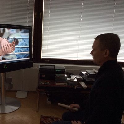 Vilppu Kiljunen tutkii still-kuvaa elokuvasta Koyaanisqatsi. Kuva Sini Sovijärvi/Yle