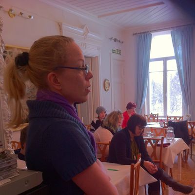 Katri Manninen tarkkailee tilannetta