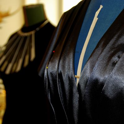 Juontaja Hannu-Pekka Björkmanin ja Maria Sidin puvut.
