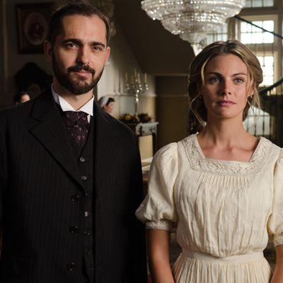 Pedro Alonso on hotellinjohtaja Don Diego ja Alicia (Amaia Salamanca).