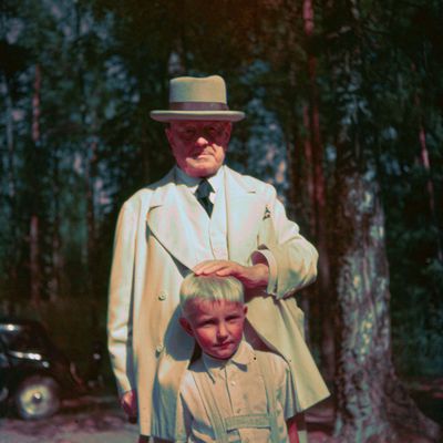 Jean Sibelius ja tyttärentyttärenpoika Arvi Ainolan pihalla.
