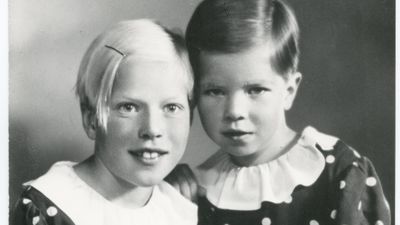 Meri Louhos siskonsa Ritvan kanssa ateljee-kuvassa.