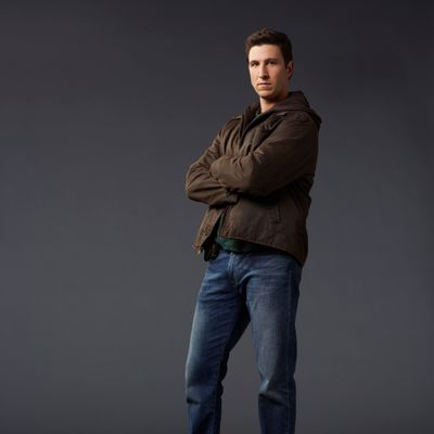Pablo Schreiber on Virgil. Pablo Schreiber on näytellyt mm. Orange Is the New Black ja Kova laki: Erikoisyksikkö -sarjoissa. Kuva: NBC Universal Media.