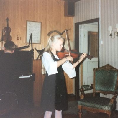 Muusikko Aili Ikonen kouluikäisenä viulistina