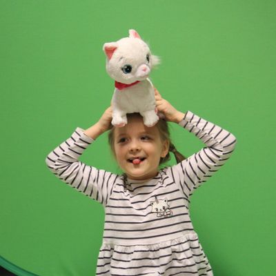 Lapset ottavat toisistaan kuvia green screen -kankaan edessä.