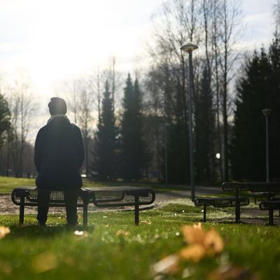  Asperger-diagnoosin saanut Anne istuu puiston penkilllä.