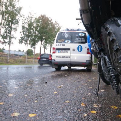Mopo ja poliisiauto.