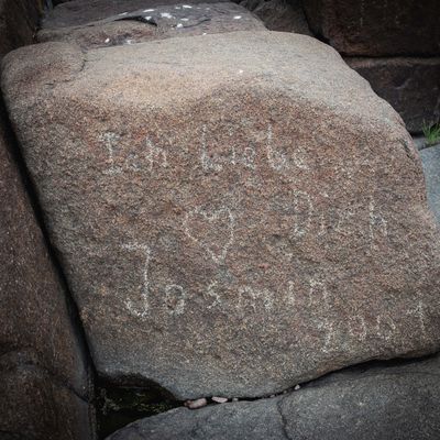 Kallioon hakattu teksti Ich liebe dich Jasmin ja vuosiluku 2001