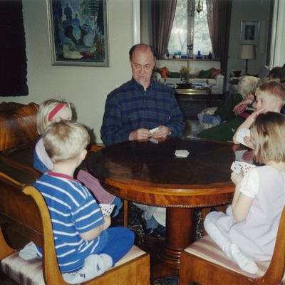 Isoisä, Jussi Huttunen, pelaa korttia lastenlasten kanssa.