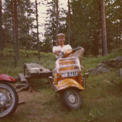 tommi hoikkala noin 17-vuotiaana vespansa selässä kaverin mökillä
